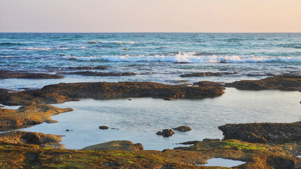 Visit the sleepy coastal village of Sarab for its sea caves