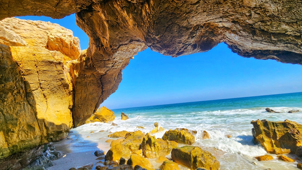 Visit the sleepy coastal village of Sarab for its sea caves