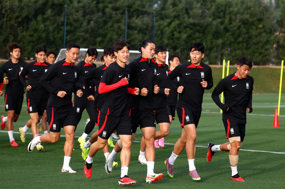 South Korea's players take part in a practice session in Lusail, north of Doha on February 5, 2024, on the eve of their Qatar 2023 AFC Asian Cup semi-final football match against Jordan. 