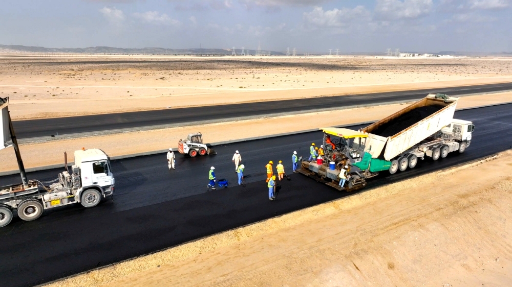 أعمال الاسفلت في الطريق