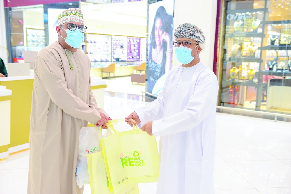 Oman experts raise alarm about environmental danger of plastic