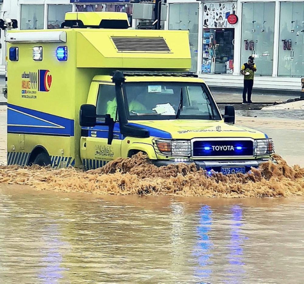 Thunderstorm cells extended over Muscat Governorate bringing in rains of varying intensity with lightening and thunder.