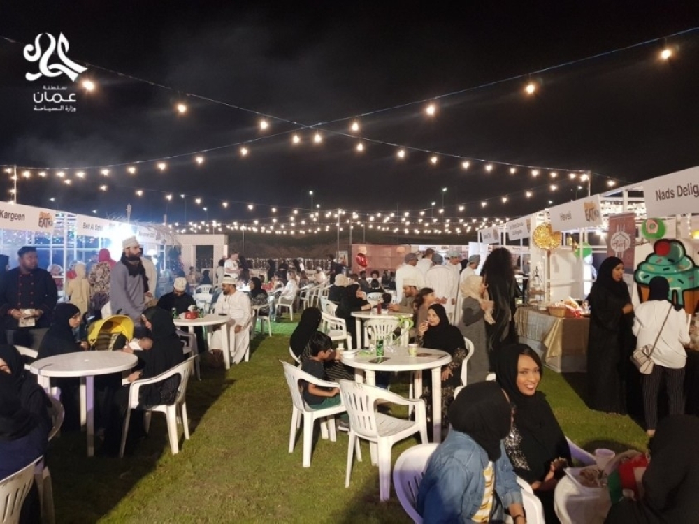 The food festival will be held between 4 pm and 12 am.
midnight).
