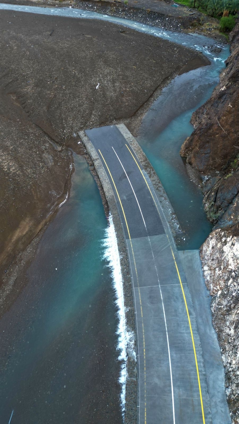 There also chances of low cloud advection along parts of the coastal areas of Sea of Oman 