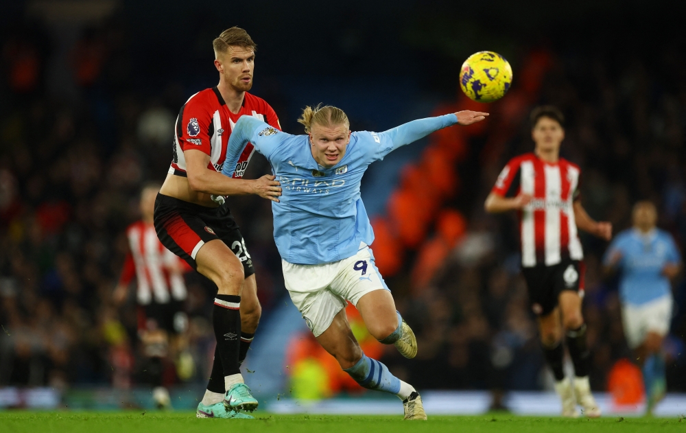 Soccer Football - Premier League - Manchester City v Brentford - Etihad Stadium, Manchester, Britain - February 20, 2024 Brentford's Kristoffer Ajer in action with Manchester City's Erling Braut Haaland Action Images via Reuters/Lee Smith NO USE WITH UNAUTHORIZED AUDIO, VIDEO, DATA, FIXTURE LISTS, CLUB/LEAGUE LOGOS OR 'LIVE' SERVICES. ONLINE IN-MATCH USE LIMITED TO 45 IMAGES, NO VIDEO EMULATION. NO USE IN BETTING, GAMES OR SINGLE CLUB/LEAGUE/PLAYER PUBLICATIONS.
