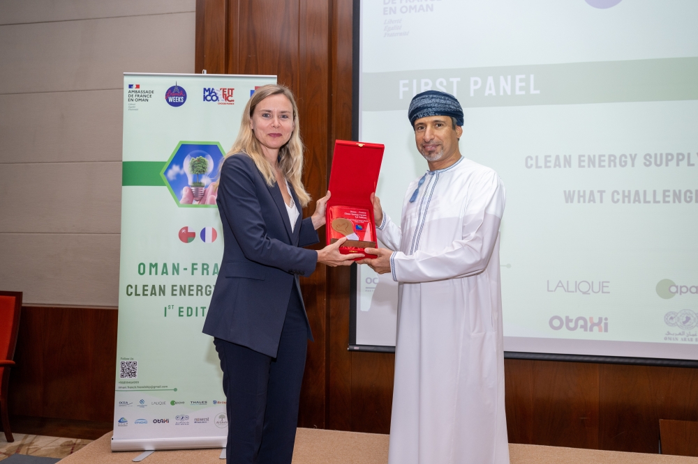 Ambassador of France to the Sultanate of Oman, Veronique Aulagnon, gives a memento to Minister of Energy and Minerals, Eng Salim al Aufi, during the Oman France Clean Energy Forum. 