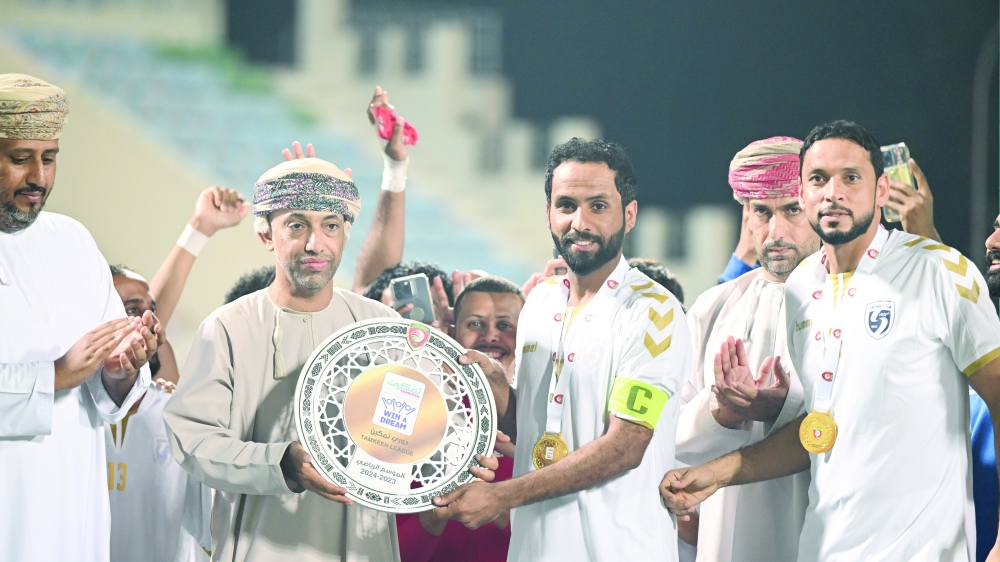 Saham Club receives league shiled