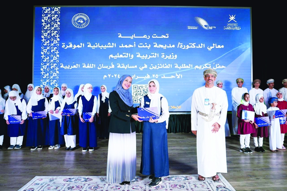 Dr Madeeha bint Ahmed Al Shaibaniya, Minister of Education, presents prizes to winners