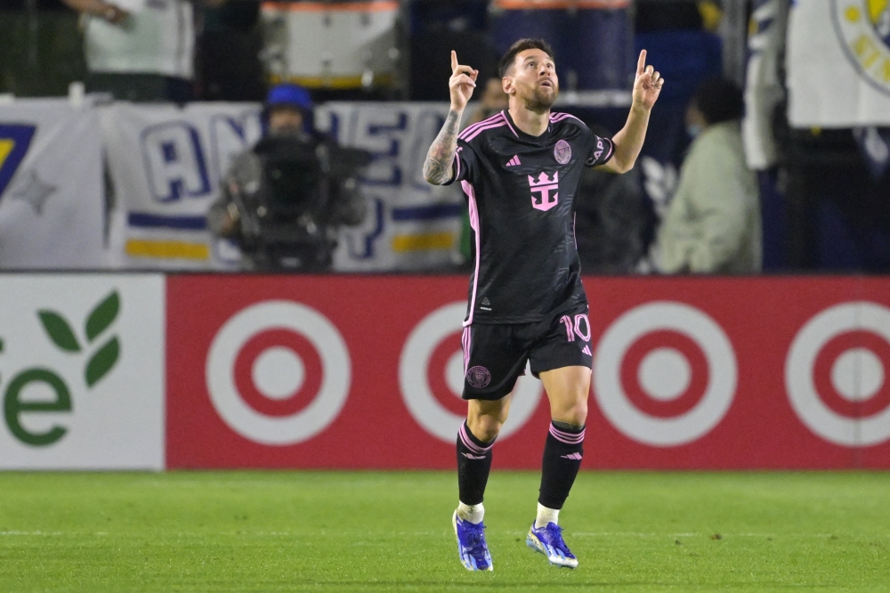 Lionel Messi (10) celebrates his goal