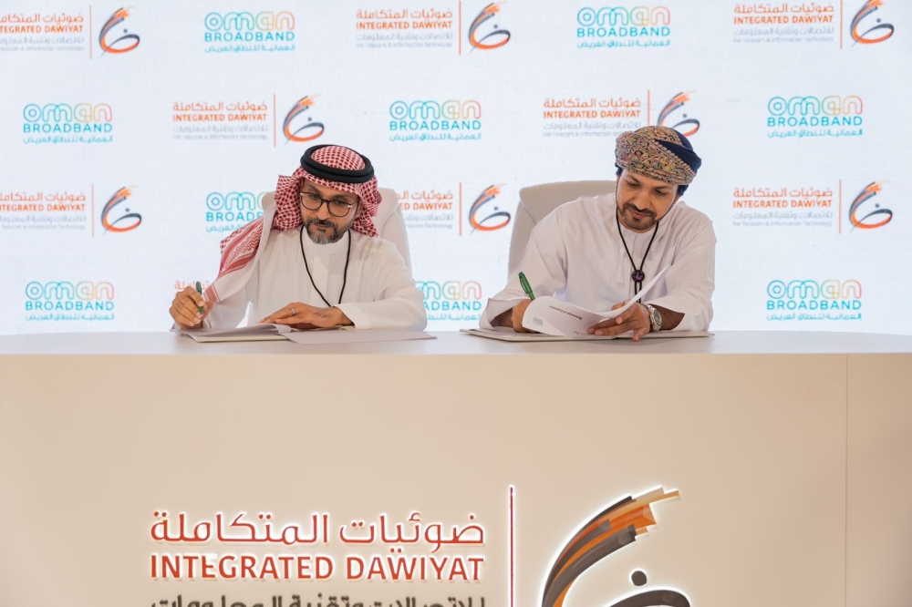 Top officials of Oman Broadband and Saudi’s Dawiyat at the agreement signing in Riyadh.