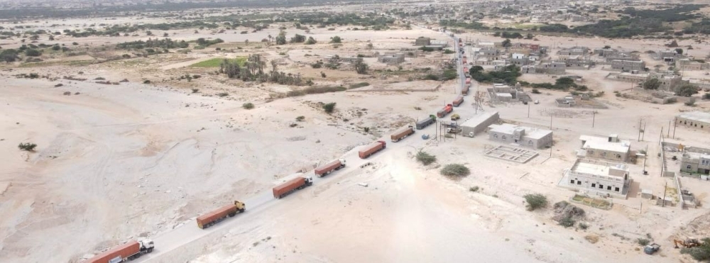 The Sultanate of Oman, represented by Oman Charitable Organization, sent food trucks to Al Mahra governorate in Yemen to provide iftar meals for people during Ramadhan. Photo courtsey: @ocooman