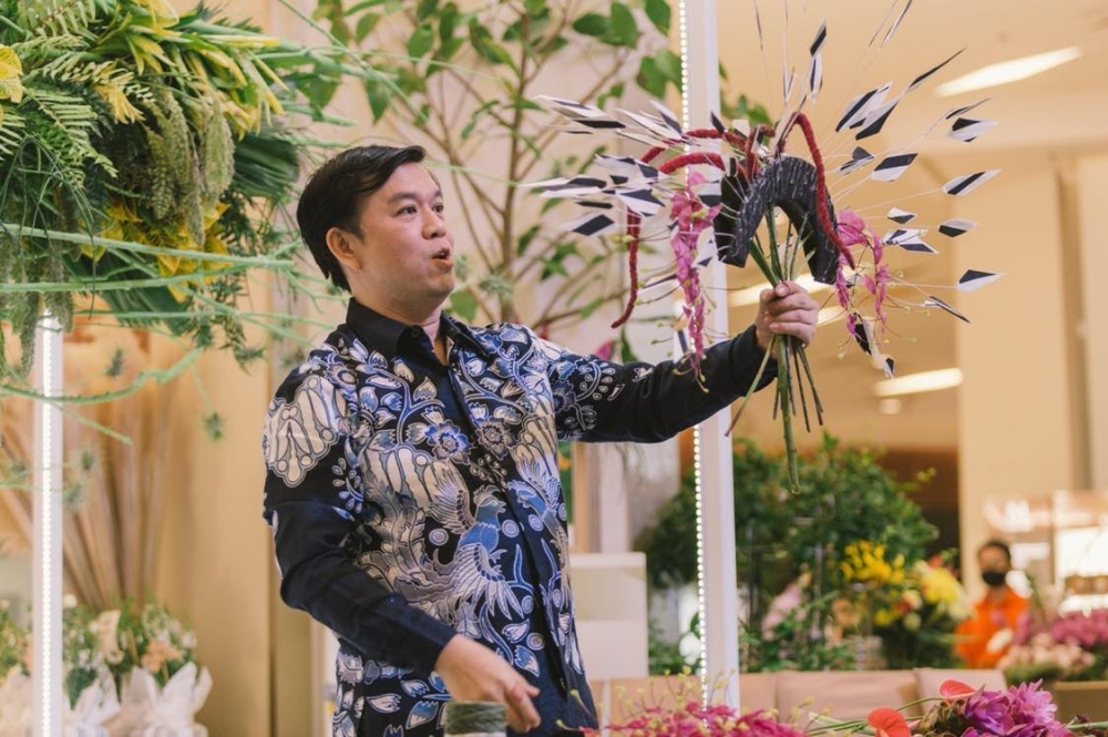 Phubast Chesdmethee showcases his floral works (2)