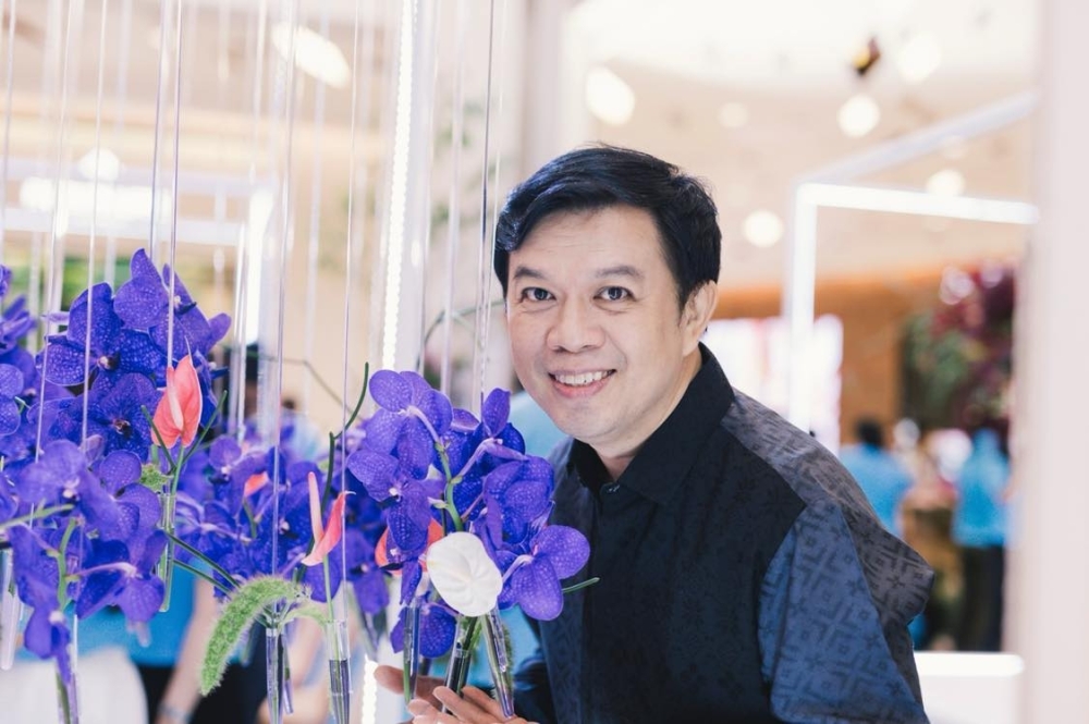 Phubast Chesdmethee with his floral work