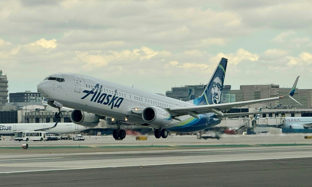 An Alaska Airlines Boeing 737 taking off from Los Angeles International Airport