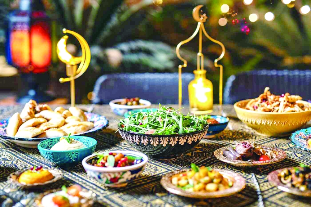 One should eat a balanced suhoor meal instead of eating fatty main dishes such as meat, rice, and pasta. 