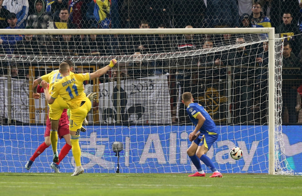 Soccer Football - Euro 2024 Qualifier - Play-Off - Bosnia and Herzegovina v Ukraine - Bilino Polje, Zenica, Bosnia and Herzegovina - March 21, 2024 Ukraine's Artem Dovbyk scores their second goal REUTERS/Amel Emric
