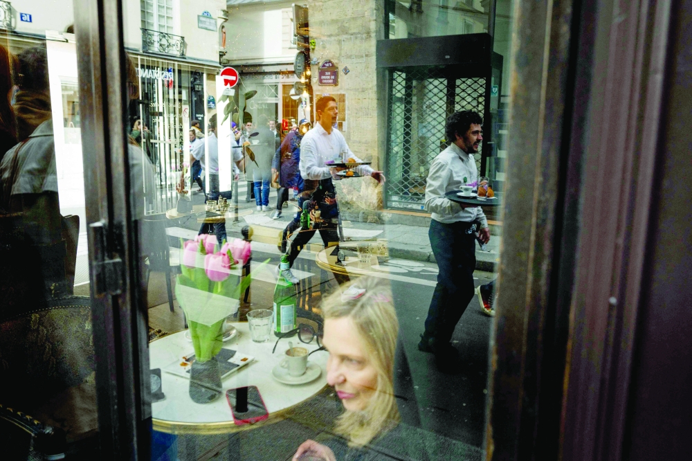 Paris crowns champion waiters in one-of-a-kind 'cafe race'