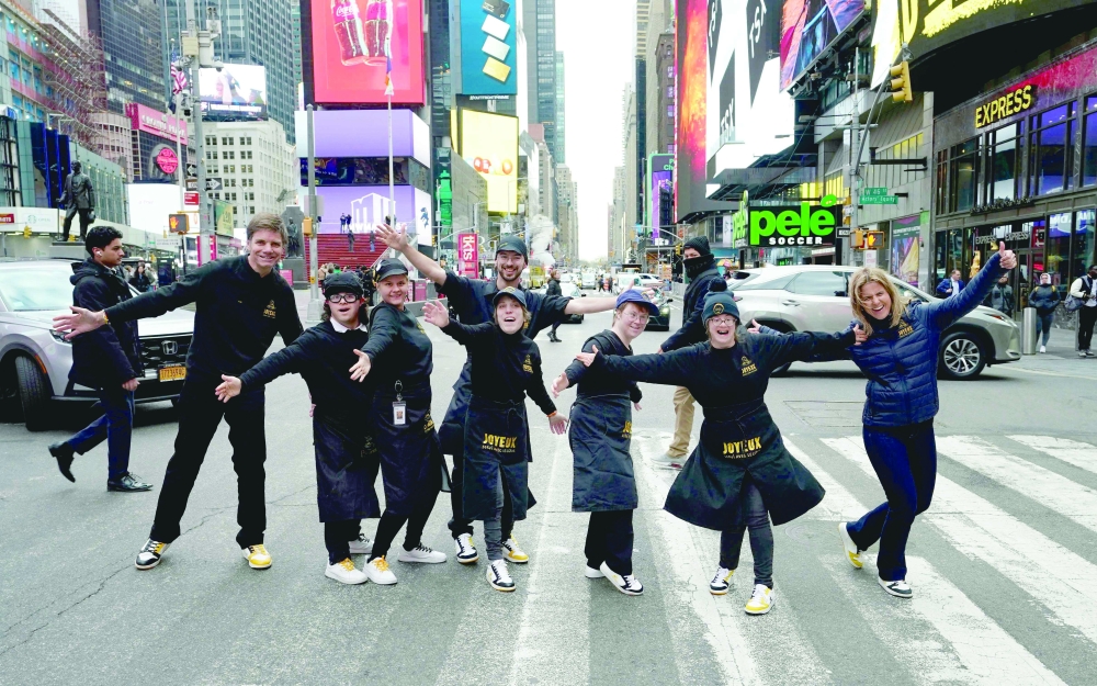 Paris crowns champion waiters in one-of-a-kind 'cafe race'