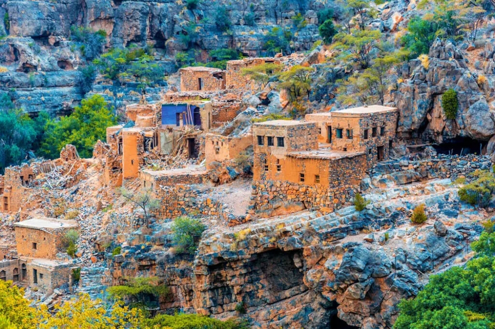 A walk around this ancient neighbourhood distinguished by its doors, windows, rooms, stairs, and beautiful roofs will take you back to history.