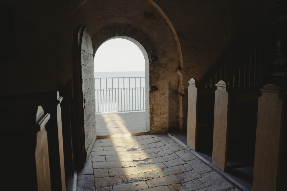 The 13th-century Hojerup Church, which sits atop a cliff overlooking the Baltic Sea, in Stevns, Denmark, Aug. 16, 2023. (Charlotte de la Fuente/The New York Times)