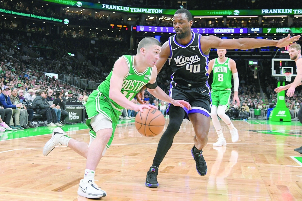  Payton Pritchard (11) drives to the basket  against  Harrison Barnes (40).— USA TODAY Sports
