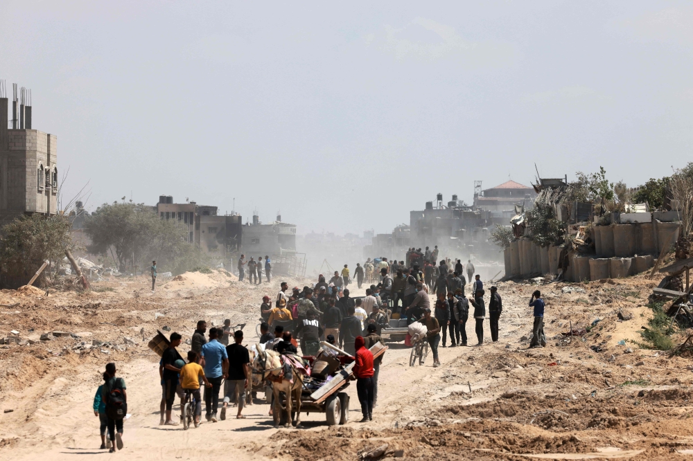 Palestinians who had taken refuge in Rafah in leave the city to return to Khan Yunis after Israel pulled its ground forces out of the southern Gaza Strip, on April 7, 2024, six months into the devastating war sparked by the October 7 attacks. (Photo by MOHAMMED ABED / AFP)

