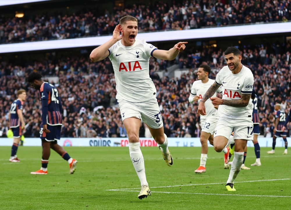 Soccer Football - Premier League - Tottenham Hotspur v Nottingham Forest - Tottenham Hotspur Stadium, London, Britain - April 7, 2024  Tottenham Hotspur's Micky van de Ven celebrates scoring their second goal with Cristian Romero Action Images via Reuters