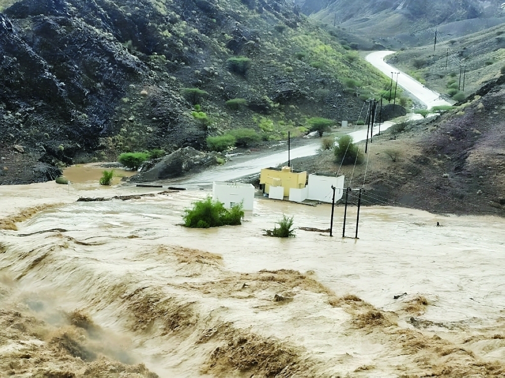  Wadis overflow in the Wilayat of Al Kamil W'al Wafi after rainfall