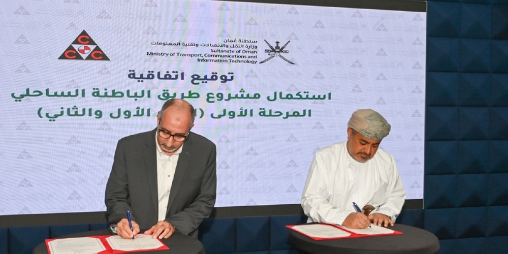 Eng Said bin Hamoud al Maawali, Minister of Transport, Communications, and Information Technology, signing the agreement with Mohammed Abdul Latif, CCC Oman General Manager.