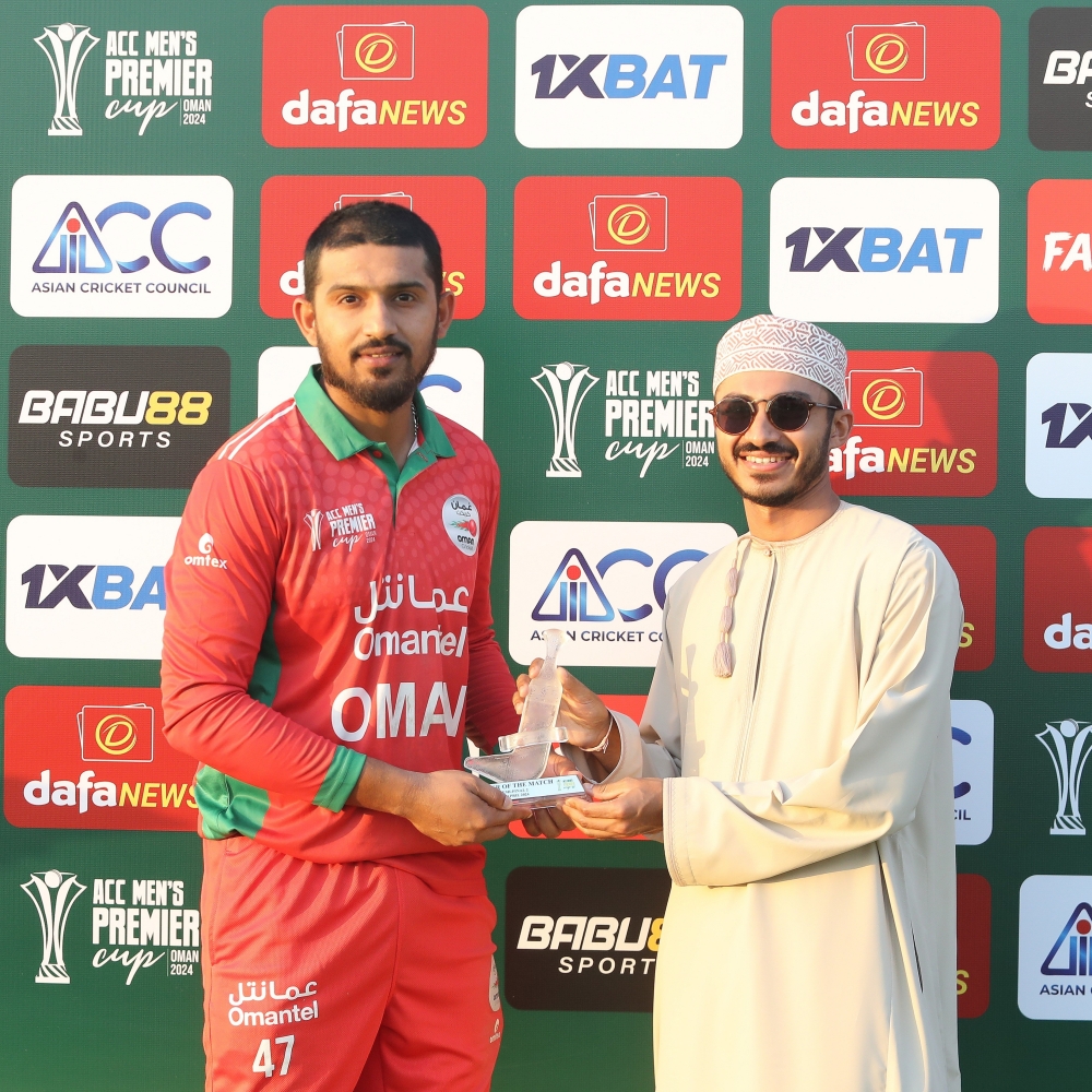 Aaqib Ilyas recieving his MoM from Varun Khimji