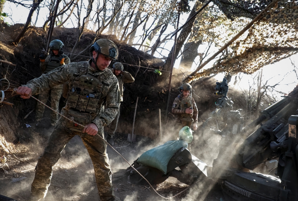 Ukrainian servicemen fire towards Russian troops, in Donetsk region. — Reuters 