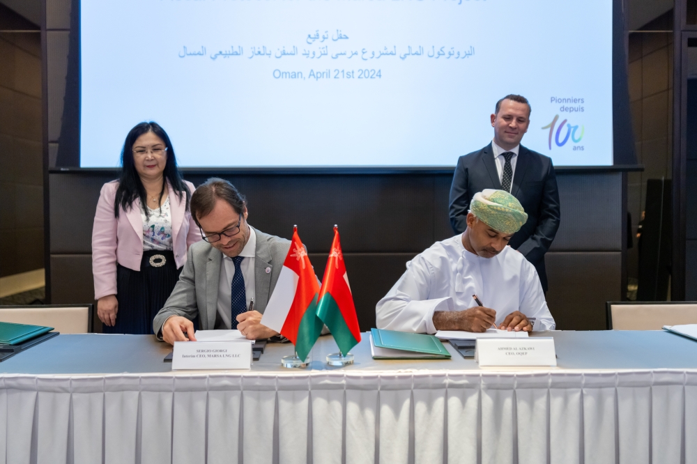 Sergio Giorgi, Interim CEO, Marsa LNG LLC and Ahmed al Azkawi, CEO of OQ Upstream, sign the agreement.