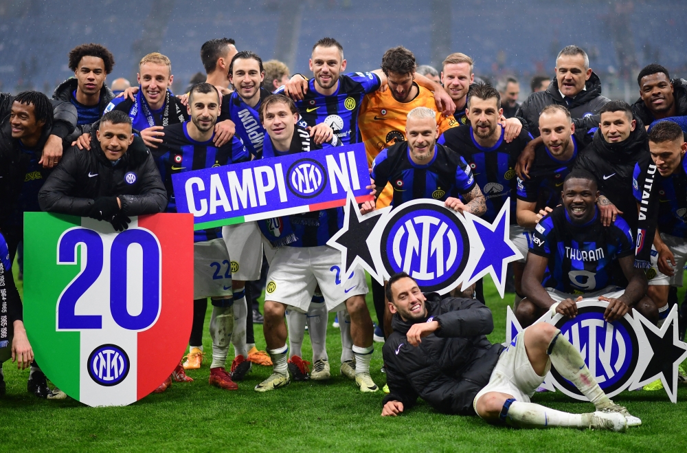 Soccer Football - Serie A - AC Milan v Inter Milan - San Siro, Milan, Italy - April 22, 2024 Inter Milan players celebrate winning their twentieth Serie A title after the match REUTERS/Daniele Mascolo
