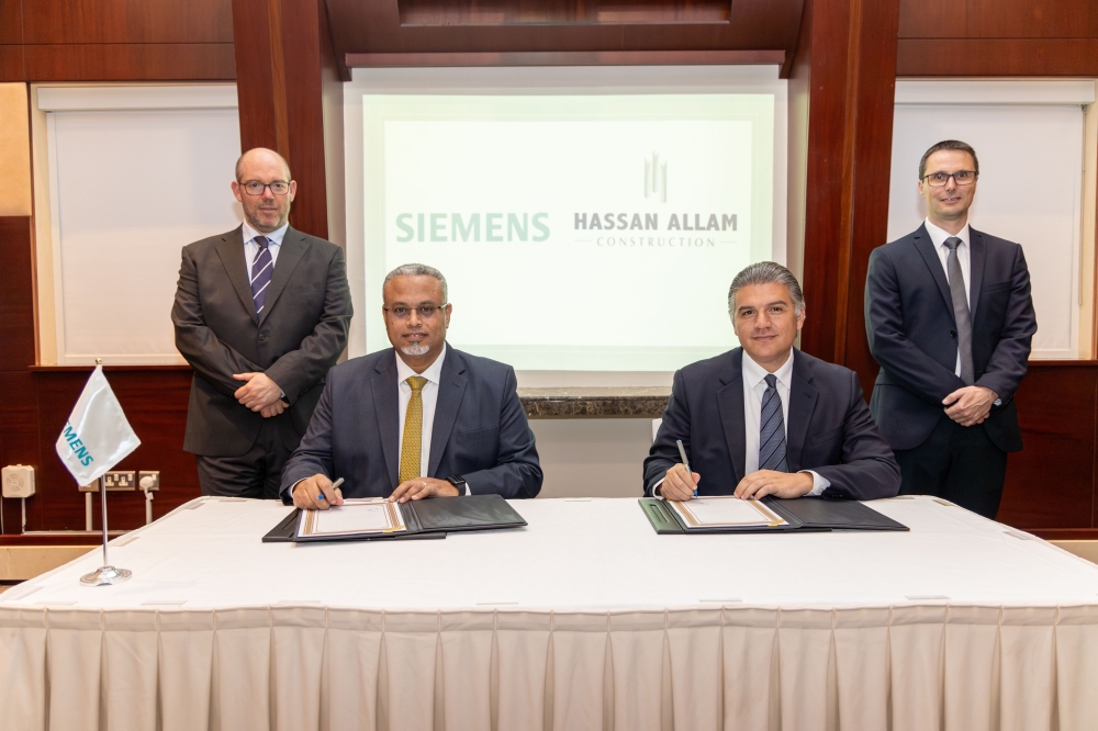 Pictured at the contract signing: Ricardo Ramos Fernández - Head of Mainline Business Segment at Siemens Mobility / Ayman Ashour - CEO of Siemens Mobility UAE / Hassan Allam - Chairman of Hassan Allam Construction / Andre Rodenbeck - CEO of Rail Infrastructure at Siemens Mobility
