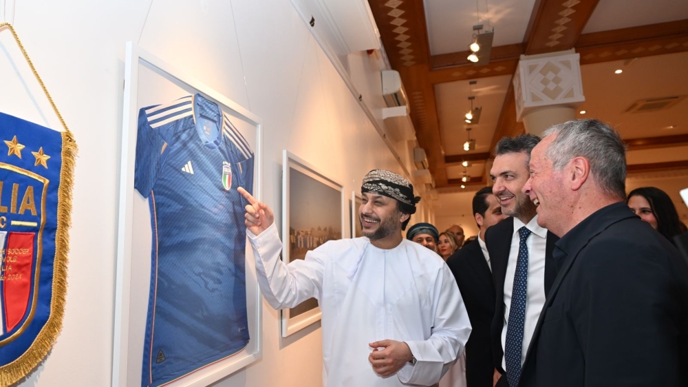 Photo exhibition on Italian football team thrills fans