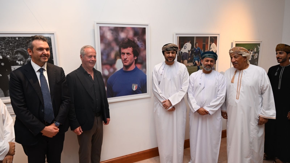 Photo exhibition on Italian football team thrills fans
