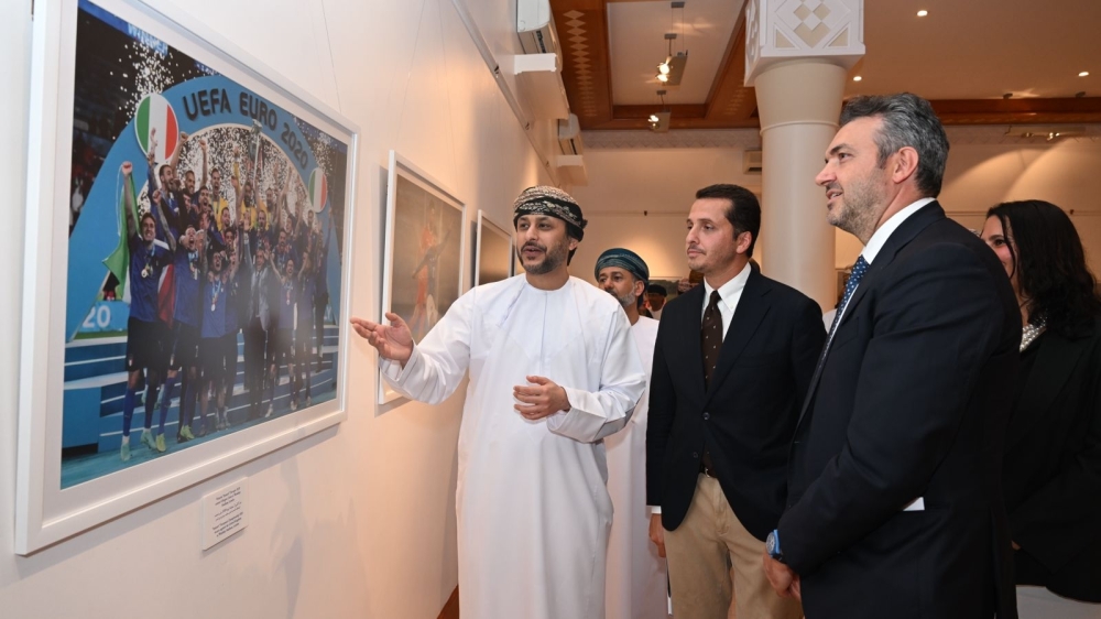 Photo exhibition on Italian football team thrills fans