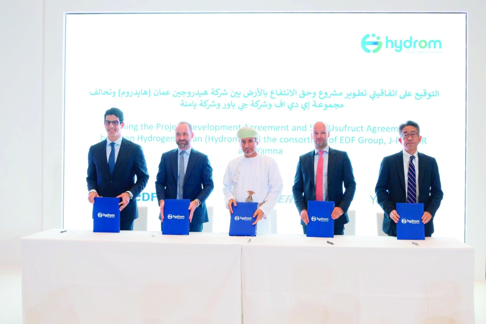 Salim Nasser al Aufi, Minister of Energy and Minerals and Chairman of Hydrom, with executives representing the two project consortiums.