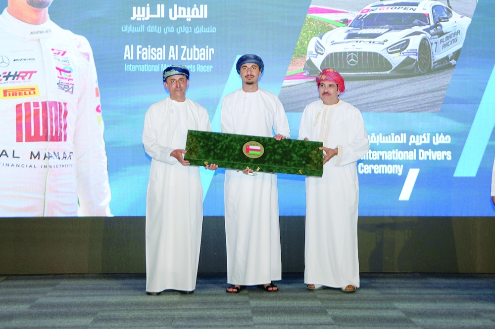 Faisal al Zubair (C) honoured by Salim al Maskari (R) and Jamal al Tai (L)