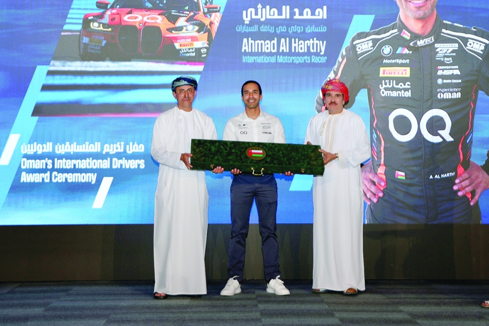  Ahmad al Harthy (C) honoured by Salim al Maskari (R) and Jamal al Tai (L)