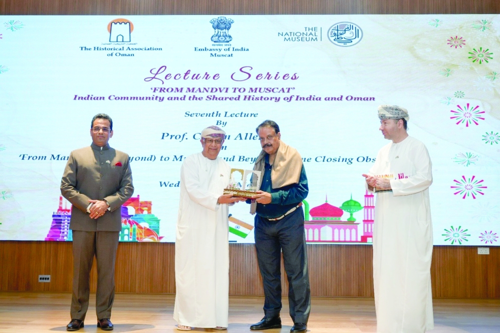 Kanak Khimki felicitating Dr BR Mani, Director-General of India's National Museum.