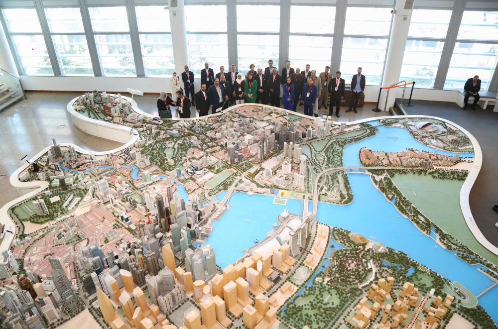 The delegation toured the Urban Redevelopment Authority building, gaining insights into Singapore's urban development and infrastructure planning achievements.
