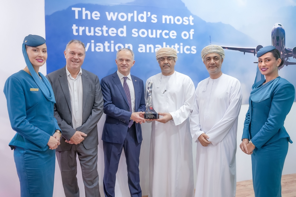 Capt. Nasser Al Salmi, Oman Air’s Chief Operating Officer, accepted the award from Cirium Chief Executive Officer, Jeremy Bowen