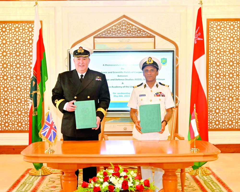 Oman, UK review cooperation in military training