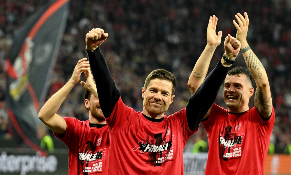 Bayer Leverkusen's Spanish head coach Xabi Alonso (C) celebrates after the UEFA Europa League semi final second leg football match between Bayer Leverkusen and ASC Roma in Leverkusen, on May 9, 2024. (Photo by INA FASSBENDER / AFP)

