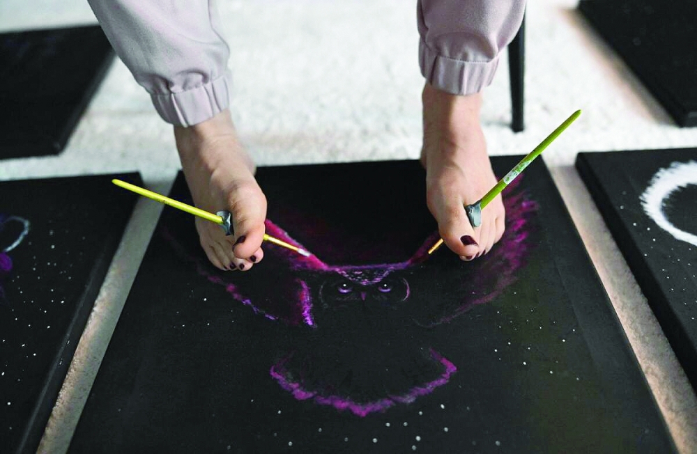 What a feet: Viral Dutch artist paints 10 pictures at once