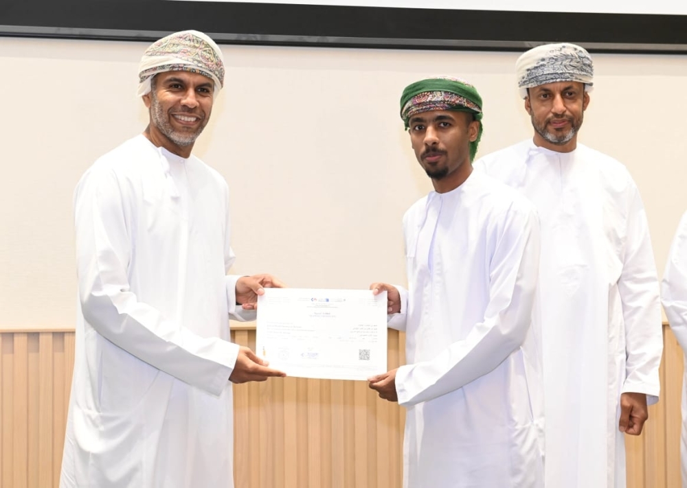 Dr Ali bin Amer al Shaithani, Under-Secretary of the Ministry of Transport, Communications and Information Technology for Communications and Information Technology, presenting certificates to the graduates of the Makeen programme