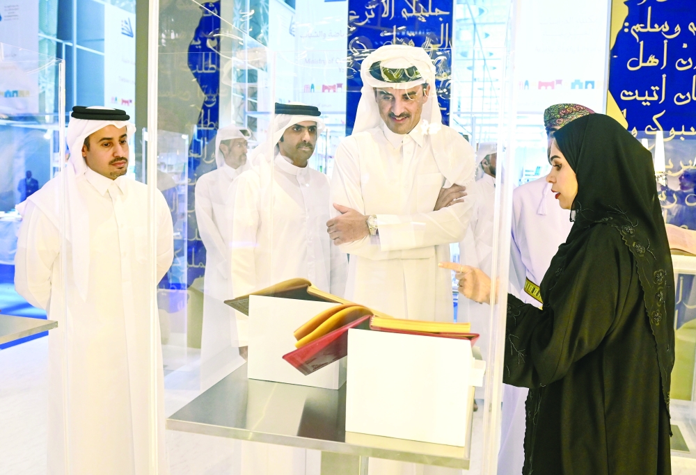 Emir of Qatar visits Oman’s pavilion at Doha book fair