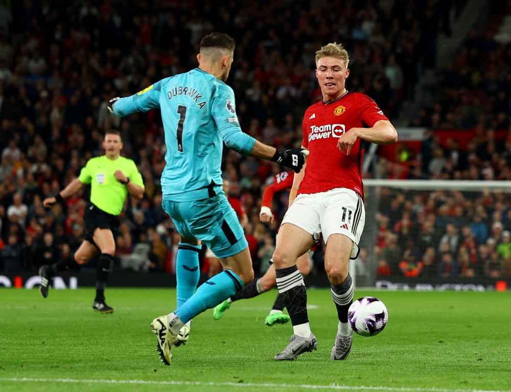 Soccer Football - Paremier League - Manchester United v Newcastle United - Old Trafford, Manchester, Britain - May 15, 2024 Newcastle United's Martin Dubravka in action with Manchester United's Rasmus Hojlund REUTERS/Molly Darlington EDITORIAL USE ONLY. NO USE WITH UNAUTHORIZED AUDIO, VIDEO, DATA, FIXTURE LISTS, CLUB/LEAGUE LOGOS OR 'LIVE' SERVICES. ONLINE IN-MATCH USE LIMITED TO 120 IMAGES, NO VIDEO EMULATION. NO USE IN BETTING, GAMES OR SINGLE CLUB/LEAGUE/PLAYER PUBLICATIONS. PLEASE CONTACT YOUR ACCOUNT REPRESENTATIVE FOR FURTHER DETAILS..
