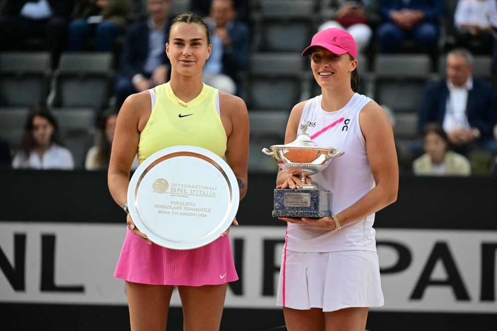 Iga Swiatek (R) poses with her trophy with Sabalenka (L).— AFP

